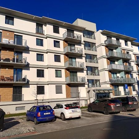 Apartman Karolina ปอดเยบราดิ ภายนอก รูปภาพ