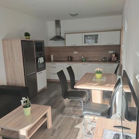 Apartman Karolina ปอดเยบราดิ ภายนอก รูปภาพ