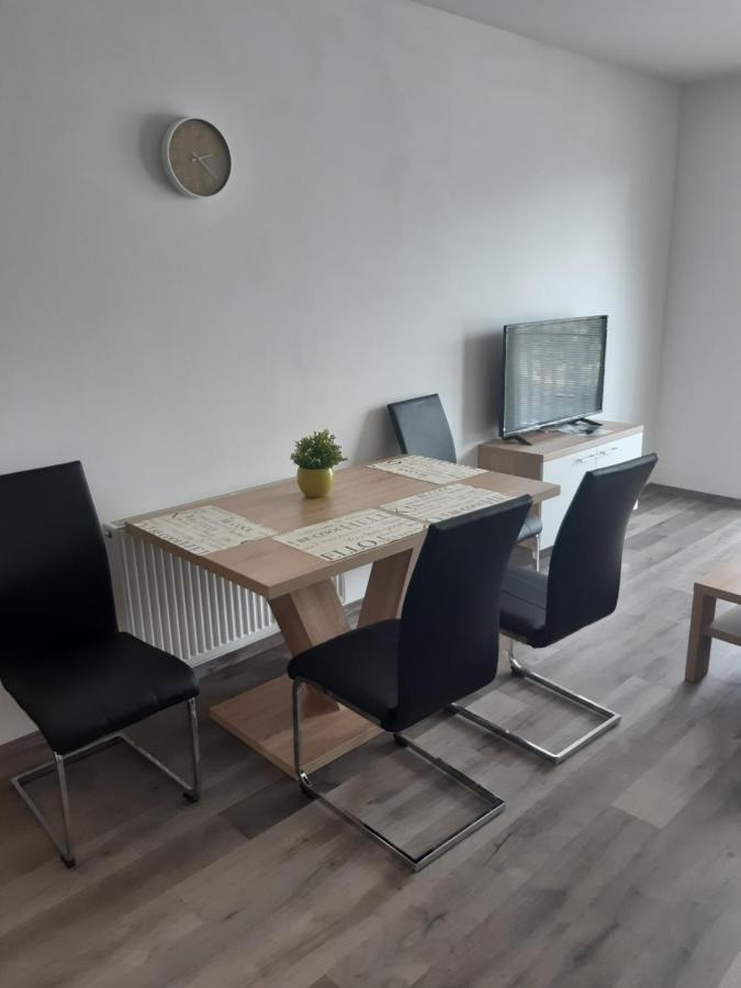 Apartman Karolina ปอดเยบราดิ ภายนอก รูปภาพ